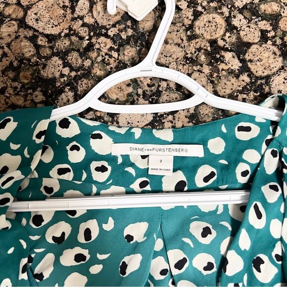 Diane Von Furstenberg Issie Two Abstract Print Draped V-neck Silk Blouse Size 2 - Picture 7 of 10